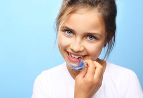 Ortodonzia: bimba con apparecchio dentale mobile